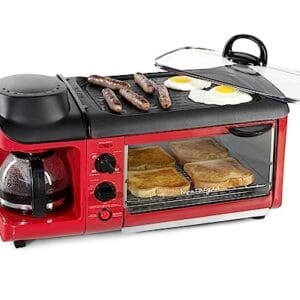 Nostalgia Estação elétrica de café da manhã retrô 3 em 1, grelha/chapa antiaderente, forno torradeira de 4 fatias, máquina de café, vermelho
